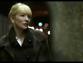在白色的躺椅上,兩個華麗的美女非常舒適。其中一個人躺在他的背上,完全放鬆,第二個人坐在她身邊,在她女朋友的身體上摩擦曬傷的乳液。母狗緩慢而溫和地控制著她的每一個動作。在那之後,她靠在她的朋友身上,並開始用她第三尺寸的華麗胸部撫摸她的身體。然後寶寶從她身邊下來並側身坐著。一隻手,她繼續按摩她的胸部區域給她的朋友,第二隻開始愛撫野戰帽。因此,女孩輕輕地自慰,帶領他的女朋友深深的狂喜。