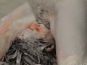 優秀的俄羅斯肛交年輕學生阿萊娜和弗拉基米爾。男孩首先開發了小女孩的洞,然後將他的kukan推入洞中並完全強奸了他。