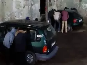 憤怒的同學將紅發賤人愛麗絲·格林綁在教師桌子的腿上，讓她受到教育，因為他們引誘了他們的傢伙。調情保存了教師返回教室以保存測試作品。老師立即開始找出事件的原因，以便計算和懲罰那些犯有絕對猥褻罪的人，但是淫蕩的女性狂熱者通過觸摸他的手掌到他的陰莖來混淆了他善良的衝動。如果在Ryzhik旁邊有pisyun，她必須嘗試嘗試...