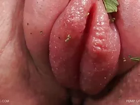 非傳統性取向的漂亮女孩在粉紅色的房間裡玩得開心。在魔鬼的Alix Links和苔蘚穿著的Elsa Dream中,牆壁都有宜人的色調,柔軟的床有利於性,以及擠進的心情。性感的年輕女士非常輕柔地工作舌頭,像貓一樣愛撫它們,試圖單獨滑動尖端,但同時盡可能深入穿孔。隨著慾望猖獗,進行了肛門,難以形容的慾望壓倒了妓女與69位置的相互舔陰,令人驚嘆的手指工作帶來了令人難以置信的高潮。在狂喜中,蛹呻吟,他們的力量逐漸減弱,彷彿變成了身體震顫,變成了一種愉快的倦怠感。