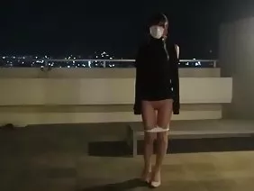 在汽車的後座,一個巨大的公雞的傢伙操了一個年輕女孩gotka ..