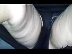 那傢伙拿著相機,並取消了他如何砸他的女朋友。首先,這個女孩把他的雞巴放在嘴裡給他一個口交,這樣他的雞巴變得更強壯,可以進入她現在的陰部。當這件事發生時,這個傢伙首先將女孩放在首位。過了一段時間,改變了地方,這個女孩在那個男人之下,然後他從她的大kukan中抽出,完成了他女朋友的肚子上的手淫。