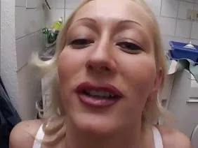 在古色古香的沙發上,一個半裸的紅髮美女坐在兩腿之間穿過她的內褲和一個大的人造成員。一位年長的男人走近她,取下剩下的衣服,抬起她的雙腿,用手指舔她的外陰,穿透肛門。然後她吮吸他,那個男人把紅發癌症放在沙發上做她粗暴的肛交,送他們兩個,這麼多的快樂......