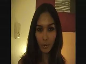 一位穿著黑色絲襪的員工聚集在她老闆的產假上，一位金發碧眼的女朋友將全力履行她的職責，並讓她取代她。老闆決定嘗試新賤人的意思，所以他建議他們三個在辦公室裡搞砸了。金發女郎跳到一個躺在桌子上的男人的公雞，這次她的黑髮朋友舔她的陰部，然後當廚師蹲下時，她舔來自她的外陰的精子。