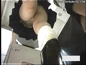 瑪麗娜非常靈活,本身就是一個體育女孩,她盡快在床上扭動。