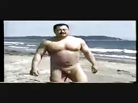 年輕的賈斯汀為她的男朋友準備了一份不尋常的禮物。頑皮的小女孩穿著一件奇怪的綠色連身衣打電話去他媽的他的情婦。這件事並不符合色情的想法,而是類似於睡眠的睡衣。這個狡猾的混蛋看到Sam身邊的誤會,指著衣服背面的鈕扣。連接器後面的鎖定扣可以接觸到一個頑皮的女人的頑固屁股,渴望與男友做肛交。 Justin花了很長時間準備他媽的尾巴,甚至自己脫衣舞,這位紳士只需要高質量的工作。