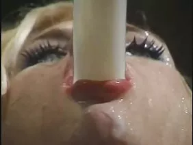 作為導遊工作的那個人在巡演中挑選了一位有吸引力的年輕女士。金發女郎聽取了導遊的每一個字,但在她的心裡,她想要熱身並發生性關係,如果對於一個讀得好的男人來說這是真的。一整天,好奇的敘述者向客戶講述了聖彼得堡的建築,但在會議結束時,他在晚餐後斷絕了年輕女孩的炒作。暮光之城讓女士們邀請一隻可愛的小雞參觀,以免喝甜茶。 Zhigan利用處女,他注視著愛的眼睛,好像在夢見脫衣舞。一位經驗豐富的心碎人士將這位金發碧眼的生物拖回家,在那裡他根據情況要求進入廚房。