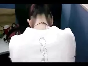 年輕的學生騎著摩托車遠遠超出了城市,並在大自然中移除了他們的色情肛門。