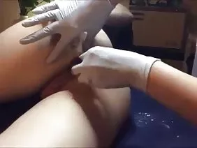 膠帶的主要供應商聚集在工廠主任的辦公室,生產這樣一種有價值的產品。一個人將他的貨物運到國營市場,現在他需要捕捉歐洲的消費者,但沒有人知道如何與心態完全不同的人合作。男性提出了一個粗略的論點,提供營銷解決方案,創新的促銷方法,有效的交易策略。所有的想法都有些不完整,然後頭被命令閉嘴讓他無可比擬的秘書Lilith Last可以說出來。紅頭髮作弊聽取了自負的營銷人員的意見。然後在電視上提供了一個很酷的廣告播出版。小雞猛地拉著他的雪白襯衫,露出完美的圓形胸部,用寬大的黑色膠帶重新纏繞。該產品關閉了乳頭,留下乳房的其餘部分用於展示,從而產生的效果不比Chupa-Chups的吸吮模型更差。所有交易員都同意了處女的想法,然後離開了辦公室的頭部,用手蓋住了勃起。在裡面,只有Lilith Last和她的老闆,他真的想要他媽的這個惡作劇的秘書,仍然存在。