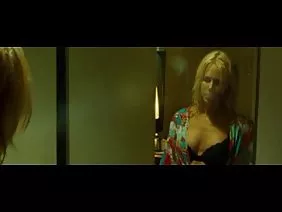 一個看起來很沮喪的年輕學生來自就業中心，她在夏天至少找不到一些空位。一個高大的黑髮可以進入模特生意，但決定不在攝影師面前變成她的屁股，而是試圖用自己的想法賺錢。她後悔了一千次她拒絕了一家知名攝影工作室關於合作的提議，而且幸運的是，他們再次沒有收到任何報價。在這個可怕的生活時刻，街上一位富有的女士在街上發現了一個親愛的，尋找一個一次性聚會的妓女。傻瓜為展示胸部提供了很好的資金，變態者為示範牧師支付了兩倍的費用。與他發生性關係的費用與捷克共和國的一名女性在工廠工作一個月的費用一樣多。這個女孩同意了辛辣的提議，只是提出了一個條件，即她的花花公子的翻牌將在下一次登陸，好奇的觀察者不會窺探。