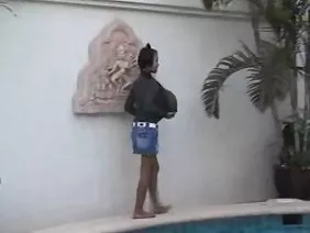 英俊的約翰尼城堡真想與他的同事佩塔詹森睡覺,但當他是一名普通的職員時,我們不想違反法定關係,以免失去職位。很快,這個傢伙開啟了職業發展的前景,他很快就上升了,不僅僅是一個結構單位,而是整個部門。成為年輕人的頭也沒有忘記在它的陰燃激情,除此之外,他經常投進一個老朋友的本身配置約翰尼·卡斯的餐飲pereryv.Odnazhdy命運咖啡或對話杯,怯生生地看著從身邊自己折磨的對象。他無意中聽到Peta Jensen與男友的談話,男友經常拒絕與豐滿的美女見面,指責工作就業。另一個藉口糖心煩失望後悶悶不樂地坐在辦公桌椅子上,準備怨恨的轟鳴聲,在這裡它是愛的主要替代品,親愛的他有力的臂膀很及時。對於ohmureniya女朋友狡猾輕鬆的按摩形式使用非法持有,一百萬敬意和永恆的愛的承諾,對其中有在工作的地方,因為現在他們可以自由地翻滾,因為大多數的老闆!