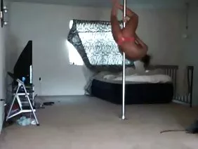 踢屁股黑髮在酒吧和一晚一個受歡迎的酒吧工作,在眼鏡的胖小伙醉酒鬥毆成了。在其他訪客的要求下,小雞找到了讓煩人顧客平靜下來的方法。她輕輕地在他的胸部舉行了筆,然後在構件上,蹲下來,拉開他的飛行,並參加了他的嘴。一個有經驗的人,也沒有留在債務:他做了一個了不起的麵包屑庫尼,然後他媽的她,把癌症。