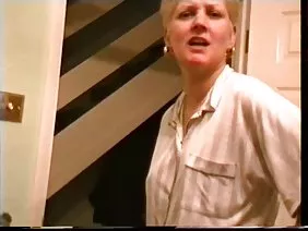 伙計們在兩個洞裡啄著苗條的女孩。她坐在一個男孩的一個成員身上,但是第二個爬上了頂部並將他的螺栓放在她的屁股上。