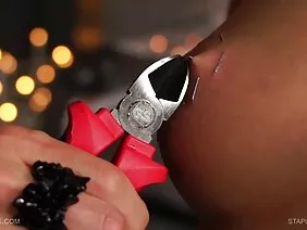 對於車庫妓女來說,只有兩件事是重要的 - 她的男朋友堅固的停車場和一個靈活的公雞捲軸,她將用肛門清理肛管,並在失去意識之前取悅胯部。這個年輕人有一輛賽車和一輛四輪摩托車,它總是很有趣,而且他像一個時髦的人一樣亂糟糟,很遺憾他沒有像他最喜歡的機動玩具那樣咆哮。