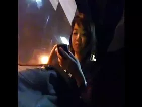 那傢伙沒想到金發女郎做出這樣的反應,她急切地抱著他的陰莖開始玩它,完成了那個男人把他推進了她的屁股
