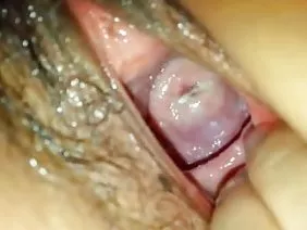 兩個傢伙對妓女蓮妮的房子的召喚幾乎是一個節日慶典,因為他們都是瘦弱的身體可怕的失敗者。淫蕩的男性根本不知道如何與女性交流,所以在他們面前露出內衣的女孩引起了第二次昏迷。這些傢伙開始親吻可移動的陰部,並給人一種他們身體運動的印象,好像他們正在快樂地跳舞,今天他們最終會在棒棒糖的末端找到一些東西。由於長時間的禁慾,身體本身開始製造摩擦,雖然可愛的陰道尚未打開,並沒有讓陰莖進入。一個笨蛋立刻在蕩婦的嘴附近佔據一個位置,意識到它的過程會在她的嘴裡射得比她用舌頭做出幾次動作更快。第二個,最愚蠢的一個,立即決定達到慾望的慾望對象:他抓住Leiann的臀部,他自己深深地浸透在她潮濕的洞穴的深處,加上他用餃子吸了一些真空吸吮他的嘴唇。婊子Lienn很難用兩個男人的精子來扼殺兩個擁擠的男人,但她會專業地處理男人的美德,隨後攝入蛋白質漿液。