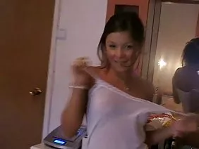 當羅賓邀請一位女士帶著巨大的屁股進入房子時,他不小心行事。性愛之後的情婦忘了撿起那些引起他的甜心尼基亨斯曼眼睛的懦夫。一個年輕的猶太婦女無法忍受侮辱性的羞辱,所以她準備報復美國青年的最佳傳統。寶貝打電話給鄰居吉米,請他幫忙和男友打交道。黑人運動員還不知道,在最糟糕的,不道德的,不道德的表現中的種族間性行為將是一種報應。生氣的若蟲在手機的鏡頭前自嘲,然後發送性交視頻與男友交往,只有一次觀看。吉米會全力以赴,將他媽的婊子鐵桿,只有一個辛辣的片段由於某種原因仍將在公共領域。
