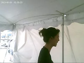肖恩·勞勒斯（Sean Lawles）作為客人在酒店裡開了一家妓女。所有長期租用房間的女孩都表現得友善而且過於熱愛。禿頭的新人很累，累得太厲害了，當三個性感的寶貝跳進去參觀時，他開始拒絕。更確切地說，他錯誤地來到了他們身邊，因為他幾乎無法打開Zenka。小雞無法讓鄰居拒絕。 Isis Love，Rachel Rocks和Romy Raine並沒有特別指出，在夜晚，疲憊的英俊男子從地板上收到了六個技巧。他們將開始一場女同性戀比賽，其中肖恩必須在站立胡椒的要求下入侵！