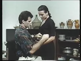 一位帶著玫瑰花的惠斯勒盯著她的朋友Nikki Hearts。殘酷的小雞會更好地得到幾瓶啤酒,而不是掃帚,但她仍然驚喜不已。紋身的女孩對男友的行為咧嘴一笑,然後赫然把花束扔在地板上。迪克穿著褲子的婊子更加誘惑,而不是長長的鉚釘腿上的異味花朵。小女孩的行為並沒有讓Hahl感到驚訝,她對待她就像一件甚至可以被稱為禮物價格的東西。他只是拿出了pisyun的嬰兒賤人,直起身來等待,直到激情被撞到他的喉嚨裡。並非最愚蠢的作弊故意打破了男朋友,因此在緊張過度緊張後,吊艙在站立位置持續了更長時間。