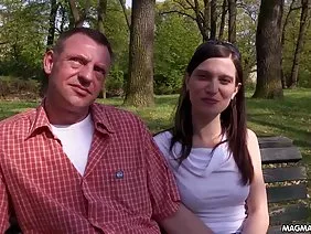 如果他們說這可能是整個網絡中最誘人的小婊子，他們就不太可能撒謊！從她纖細的身體，能夠採取任何規模的成員不能撕裂自己！但是現在沙拉維決定安定下來並開始過正常的生活！一切都在悲傷中，並羨慕她所選擇的一個！但她仍然決定最後用一個偉大的視頻來寵愛她的粉絲！順便說一句，一切都發生在她新的大房子的廚房裡，現在她將和她的丈夫住在一起！今天，她沒有記憶，只有一個老熟人，其中一個成員是她的護身符：畢竟，她的明星生涯始於與他一起拍攝的視頻！