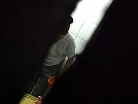 起初看起來這幾個裸體主義者是一個家庭,但在看到他們安排的憤怒之後,很明顯他們中哪一個是他媽的串聯中的主要領主,誰是沒有抱怨的奴隸。在墮落遊戲之間的休息時間裡,男人們做日常活動,例如,女孩Orsi決定投入游泳池,讓整夜遭受酷刑的身體冷靜下來。這位莊嚴的年輕女士在水中潑了很多,游泳後情緒和身體都放鬆了,然後主人沿著小路走來,用空閒的手呼吸著一個雞巴。這位紳士稱奴隸,但不聽話的可憐人開始製造陰謀,所以她不得不被狡猾誘騙到棍棒,然後嚴厲懲罰深喉嚨塞入陰莖進入牽引桿。皇室口交很難給奧爾西,這個男人的友好情緒是稻草人,娃娃完全理解一個痛苦,無情,暴虐的報復等待她的不服從,強迫口交只是鮮花。奴隸的第一個漿果是尿液治療,尿液進入口腔閃閃發光,然後臉上的“金雨”讓人懷疑晚上的一切都會比Orsi所能想像的熱情的自虐賤人更糟糕。