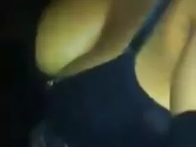 淫蕩的家庭主婦決定整理臥室,丈夫已經躺在床上睡覺前。金發碧眼的美麗身影被薄薄的柔軟睡衣所掩蓋,而蛹的手中則是吸塵器。她累了,汗水開始在皮膚的各個部位起作用,所以賤人轉向“吹”模式並將軟管引導到她的胸部。氣流冷卻身體,乳頭變硬,華麗的乳房充滿血液。愚蠢的配偶不會注意他可愛的女人,為了與其他男性伸出援手的性行為。小雞伸展雙腿,將空氣送到下擺本身,睡衣騎起來,露出情婦的肉餃子。蓬亂蓬鬆的陰毛捲髮留在一個堅固的塑料管中,金發女郎潮濕的陰道裡充滿了空氣,女孩從澎湃的高潮中激動地尖叫著。從她看到的,她的丈夫的螺栓硬化,她想在睡前為一個無恥的人使用一個洞,但今晚變態的家庭主婦,在看了一整天的色情片後,不想他媽的。她手裡拿著男人的肌肉,稍微吸了一下,把它放在吸塵器軟管裡,滿負荷打開。陰莖頭幾乎被撕下,男性將手指伸進他心愛的屁股中,因為恐懼並把他拉得很厲害。在腎上腺素激增之後,這對夫婦決定繼續享受家用電器的快樂,除了可以將振動器插入陰道或用配偶之一的肛門養尊處優。