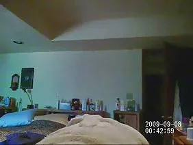 在滑雪板上滾動,娜塔莉回到家,坐在靠近壁爐的地方,開始撫摸自己,帶了一個女牛仔,把她帶到了高潮......