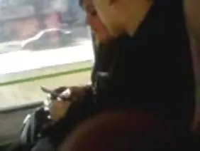 一個美麗的黑髮與啞光白皮膚亂搞她的丈夫在床上，在她的懷裡努力駕駛她的胖公雞。小雞甚至從快樂中閉上了眼睛，她的黑色小禮服脫下腰帶，男人用她的小胸部抱著她，她又一次結束，在性交後，從床上滑下來，從她的配偶身上吮吸。