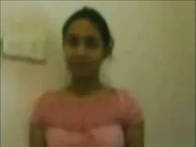 那傢伙用油擦了抹女友的乳房,把他的陰莖放在她滑溜溜的胸部之間