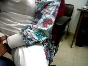 一位優秀的學生Makar同意寫一篇研究生論文,條件是她會愛上他。這個女孩預見到了類似的結果,因為這個男孩從第一個路線偷走了她,然後決定在隧道盡頭看到光線。她無處可去,她同意和崇拜者一起睡覺,但親密無情地走了。生活在他自己的公寓裡的身材矮小的智者竟然是一個非常無私的情人,他的兩腿之間有一個小家庭。他瘦弱,中等直立,短長度的陰莖驚人地包括在屁股。這個粉絲在Margot的生活中給予了最好的肛交,當精子灑在肛門壁上時,他感受到了外星的幸福。