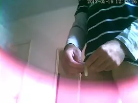 綁架後Linda Leclaire在一個白色的房間裡。在金發女郎的身上,有時裝模特鞋和性感的胡蘿蔔色內衣。綁架者站在入口處,他們帶著站立的三角旗巧妙地向受害者暗示隨後強迫性交。金發女郎選擇放鬆並獲得雙倍的樂趣,而不是抵抗,因為沒有人能猜出他們能夠得到什麼樣的女性狂熱者。現在婊子不會開除,因為有兩個戀人,她得到了各種各樣的快樂,忘記了缺乏性和她的女性狂熱症。只是看,因為她在她的嘴裡同時收緊了兩個皮烏木!