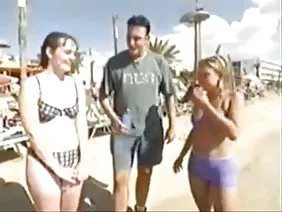 魅力十足的女友Abella Danger和Melissa Moore從未認識到彼此的魅力。世俗的雌獅隱藏著他們的女同性戀，在床上比職業運動員更糟糕。明亮的同性戀代表可以在公共場合舉起爭吵，但當他們一對一見面時，他們就像陰謀家一樣。迷人的破壞者在比基尼的床上自負，在嘴唇上可憐地吻，在貓的手中拍手，然後舔他們的手指弄髒焦糖粘液。有時淫蕩的女士僱用低級男士提供性服務。具有長尾的內格羅斯心甘情願地同意象徵性的費用來otymet這樣令人難忘，理想，陡峭的乳頭。