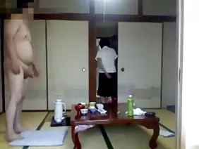 庸俗的紅色頭髮,自命不凡的紋身,迷人的漁網連衣裙是Tana Lee的標誌。紋理婊子與黑皮膚的女士同居,愛上了非標準的性愛。這個女孩經常不得不混淆巧克力垃圾的內部,它在一天中的任何時候撞擊泄殖腔。 Pyhar專門穿著懦夫支撐著直立狀態的陰莖。他克服了挫折的痛苦,然後無法控制地脫離他的情婦,他的模糊點準備讓他的陰莖沿著直腸行進。黑人成員和白屁股的觀眾持續時間超過半小時,這一次足以讓肛門變得鬆散。