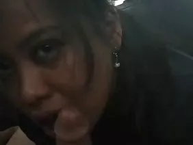 一個身材嬌小的黑髮男子有兩個健康男性的硬公雞,他們直立的公雞和濕漉漉的聲音同時撞擊她的兩個洞,導致寶貝高興地尖叫。男人們把女孩放在她的膝蓋上,然後把它放到嘴裡,同時又把兩個成員放在嘴裡,她小心翼翼地吮吸它們。然後其中一個再次將她拉過來並亂搞她的毛茸茸的外陰。