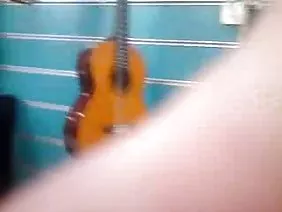 Slutty Jessica喜歡粉紅色的網狀緊身連衣褲,甚至更喜歡肛門打屁股!男朋友邁克爾從不拒絕他的女朋友肛交,但總是在他媽的時候使用特殊的手套,以免在出院時穿。大屁股shabolda與懸掛的乳房與男人調情,雖然不長,因為他們有一個長屁股他媽的在他們面前,最後是一個精子混蛋。