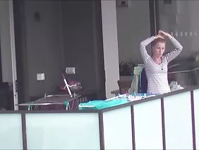 Porn是一個行業，不是節儉的演員，儘管有豐富的化妝，昂貴的衣服，持續的身體護理，這裡有十年經驗的三十歲的人看起來已經兩倍了。弗朗西斯卡詹姆斯從開花階段過渡到枯萎階段，曾經華麗的布魯內特在她的臉頰上有皺褶，眼角灼熱的皺紋，並從她的身體上取下矽膠，所以她看起來像一個破舊的奶奶。在退役之前，垃圾擠掉了最後一個果汁，試圖匆匆忙忙地進入訓練場，以過度的操縱行為震驚球隊。雅姿故作熱情不產生作用，對曾經的合作夥伴，他們喜歡的是年輕的flafershi更好的帳戶之間採取口交保持在戰鬥gotovnosti.Poka的狀態的勃起指肚黑髮裝飾只用一個深凹，和兩三年前後，一個苗條的女孩打男士白楊腰部，平滑地變成彈性臀部和帶有跟踪肌肉的肚子。賤人那時還沒有實物，但現在的妓女能夠定性吸，他媽的，頭暈沒反應過來給第三方的性解酒的床存在。