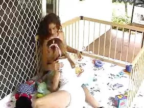 晚上,可愛的肯娜失去了童貞。在女孩的夢中,與盧克的第一次性交是相反的性質,但事實上它實際上是非常痛苦的。心愛的人並沒有帶來性交射精,所以鴿子很快就睡著了。一大早,金發女郎醒來後感到頭腦無法償還債務。她溜進浴室,洗了個澡,和陰蒂一起玩,然後回到盒子裡試著從早上的支柱上嗡嗡作響。肯娜第一次在她的嘴裡插了一個陰莖,而她的靈魂唱歌,好像美妙的鳥兒在她的心臟中飛舞,翅膀的蝴蝶在她的下腹部飄動。通過吸力喚醒,盧克舔了一下切口,一直帶著紅色的捲軸進入......