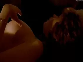 一頭金發碧眼的高貴婊子在裸露的花園裡走來走去,傲慢地,傲慢地展示著沉重的水滴狀矽膠乳房。魅力小雞不習慣吸引人們的注意力,他們已經習慣了富人的詭計,所以在蒼白的皮膚上塗抹保濕油並不能真正震撼園丁,用手中的袋子切割草坪或領地清潔劑。令人敬畏的滑冰者身體,沒有黑色素,在陽光下閃閃發光,帶有多色的溢出物,同樣的身體顯得伸展雙腿,可能希望剃光的貓至少變紅一點。讓女人賺錢。金發女郎的態度並不成立,她的姿勢幾乎是王室的,但只有大自然才能使她成為一個猥褻的妓女,在與男人發生性關係之後,用高濃度的精子填充她的子宮。情人亂糟糟的美女伴隨著陰道的嘶嘶聲,像動物一樣咆哮,並被精子偷看作弊在舌頭上傾瀉而出。哦,當她吞下愛情肉汁時,女孩將如何甜蜜地啜飲,她如何沾沾自喜地翻白眼,臉上露出幸福的臉,這種迷人的性愛高潮應該只是第一手看到。