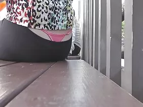 一個名叫凱西的女孩的父母顯然為她的女兒命名,以紀念一些色情電影明星。他們甚至不認為她的行為可能取決於她的名字。可能是爸爸凱西經常為電影“凱西·布魯克斯”,凱西·考克斯,凱西·安東尼以及其他許多熱門名字的女演員拉開帷幕。他性感的女兒身材華麗,選擇了與陌生人頻繁無法預見的性愛之路。現在她是該地區的第1號妓女,並不打算停止已經取得的成就。她的陰部已準備好至少服務於我們巨大家園的整個男性部分,但今天只有一個名叫瓦迪姆的人。她突出的乳頭顯示出高水平的覺醒,但更重要的是,當從陰道釋放液體時,它表現出來。凱西徹底剃了她可愛的陰部,並在瓦迪姆面前沐浴她的屁股,瓦迪姆可以和她做肛門愛撫,舔陰和其他性快感。凱西做出第一步:她吮吸一個年輕男子的雞巴,用手指輕撫她破碎的肛門,彷彿邀請她去那裡在訪問。你不必等待很長時間:會員迅速穿過肛門的肌肉環,快速的動作從內部撫摸著zhopka。這個傢伙完成了任何色情電影的情節:Vadik最終在我們可愛的凱西的嘴裡,當熱的液體進入口腔時,高興地呻吟著。