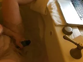 盧卡斯弗羅斯特有一台很酷的洗衣機,家裡有洗衣效果,他女朋友的設備壞了,所以凱西卡爾弗特不得不要求洗衣服洗衣服。這個小小伙子在把東西裝進鼓裡時,設法和朋友討論了所有的朋友,包括她的男朋友,他在床上完全站不住了。在發射之前,主人決定將女式抹布與一件覆蓋肌肉軀幹的運動衫一起扔掉。在發送短褲和T卹後,客人也沒有失去她。當朋友們穿著他們的內衣時,盧卡斯內褲和凱西雙腿之間的濕點有一些尷尬。