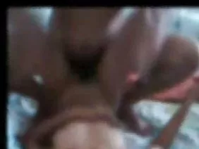 從一個女士的鞋子裡擠出一個成員,這是白痴的高度,雖然許多男人喜歡這種變態,因為包皮與鞋底的言語接觸,最近才踩踏女士的腳。這傢伙設法抓住了鞋子的主人,然後改變了所有這一切,以便女孩自己用尼龍連褲襪的雙腿抽搐。在這個故事中,大師的拾取和情感的海洋緊密交織在一起!