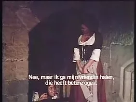 一個苗條的黑髮男人因為某個原因亂搞胖子,因為他是她的老闆,他在午餐時間組織了一個派對。已婚的會計師為了工作中的讓步而散開她的腿,廚師為性保證。甜美的可愛讓這個豐滿的農民高興,直到電話響起了確定數量的配偶。旋轉的小東西迅速跳下雞巴,以免在工作時間發出叛國的事實。她以一種順從的語調回答了戴綠帽,她開始做好準備,但是老闆想幹得太多,在沒有正常結局的情況下也不能放手。