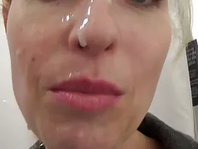 沉悶的金發女郎Marsha May拋棄了一輛昂貴的汽車,她最近給了一個成年男子。一個情人不僅可以拒絕與年輕女子舉行婚禮,而且還會因為對財產的粗心態度而將她趕出家門。可憐的事已多次跌跌撞撞,所以她沒想到信徒的寬恕。對未來繼母的談話無意中聽到了約翰尼城堡的兒子。這傢伙是他父親的寵物,他的希望和支持。這個男孩從不讓爸爸失望,所以他可以把汽車歸咎於自己,但是當他的小內褲在他的內褲下面膨脹時,他的頭停止了工作,每當她看到她父親熱辣的女朋友時,她就會膨脹。抱怨慾望的力量使這位年輕人不知所措,以至於他為這位年輕女士提供了一筆交易 - 性交換為父親的耳朵撒謊!