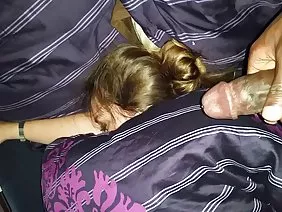 有長毛的腹部的成熟人性交與迷人的sisyandry的年輕人。女孩爬上他,坐在kukan上,開始慢慢地坐下來,很快就跳了起來。