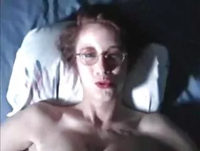 Jesse Gold在網上與一名俄羅斯人通信。他們很好地咕,著,互相恭維,發送了親密的照片。照片中年輕人的成員很粗,略微彎曲,這讓他想起了一塊用於耕作原始土壤的古老鋤頭。這位微笑的金發女郎夢見,俄羅斯人會用這個單位在她的兩腿之間劈開狹窄的縫隙,但距離不會允許它。有一天,這位年輕的女士在她的靈魂中焦急地醒來,開始向她的情人寫信,擔心他的缺席,突然那個崇拜的男性突然出現在他身後,摟著他的肩膀,在脖子上吻了一下。這個男孩為期待已久的會議飛過大洋,所以傑西不得不以焦慮和非常性感的性行為來獎勵他。