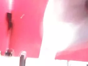 珍妮弗雅各布愛上了一位音樂家,他的歌曲使得這樣的襠部捲曲成捲發,以至於不可能留在他的內褲裡。從表演者的軌道上看,女孩的眼睛閃閃發光,乳房上的乳頭很興奮,她的腿上出現了一陣顫抖,平穩地變成了狂喜。布魯內特等待表演者來到這個城市,然後去參加音樂會,用她不尋常的外表征服他顫抖的心。巧合的是,一個才華橫溢的傢伙關注珍妮弗,儘管觀眾中有很多興奮的女孩。在一個暴風雨的夜晚之後的早晨,音樂家已經設置了吉他,試圖將生動的感覺轉移到歌曲的線條和燃燒的旋律給他們,但忠實的粉絲在早上有完全不同的計劃。如果他們在一起度過難忘的幾個小時,這位穿著紅色內衣和長襪的非凡女士只會性生活。