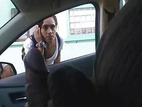 一個美麗的乳房的黑髮決定讓一個男人很好,因為他開車回家,拿出他的牛仔褲成員,並開始吮吸