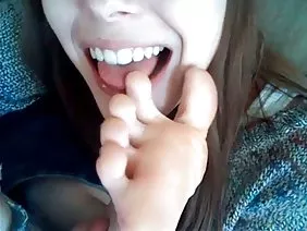 白髮賤人在一個不喜歡它的農民面前非常內疚,因為一個女孩被一個夜總會的陌生人鞭打。到達家後,選民已經設定了一個條件 - 使他成為咽部抽吸或用他的小東西離開公寓。露西凱的硬喉口交從來沒有搞過,但現在小雞沒有意義打破,否則它將在街上。陰莖在金色的喉部的第一次運動成為一個無法忍受的測試,但當氣管打開時,pisyun開始以令人難以置信的簡單性落在那裡。唾液傾瀉在河上,然後親印度教徒要求在窗戶旁打開以進行肛交,為此天然潤滑已經足夠。