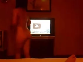 金發女郎真正巨大的胸部精心投入跑步機。附近坐著一個殘酷的男人,並試圖與她調情。首先,女孩試圖不去對他做出反應,因為她試圖集中精力跑步。但這位執著的人繼續引領談話,仍然打斷她的課程。然後他停止調情,直接開始要求女孩做愛。女孩非常積極地看待這樣一個親密的建議,並很快開始讓農民振作起來。然後她站在癌症的位置,讓他享受她的陰部。