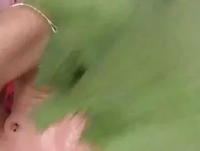 心懷不滿的母親Nina Ell跑到醫院和停屍房周圍,向警方發表聲明,打電話給她倒霉的女兒的所有朋友。這個女孩在爭吵後失踪,並沒有給父母任何下落的消息。母親的最後一個例子成為私人偵探克里斯斯特羅克斯,他是一個真正的專業人士。該男子同意接受搜查,但他的服務成本太高,所以自命不凡的金發女郎準備犧牲榮譽。大矽膠乳房,吸吮嘴,拉伸的陰部,工作屁股 - 這是一個女人的一套品質,能夠引誘任何農民,特別是當涉及到叛逆的後代的生活。